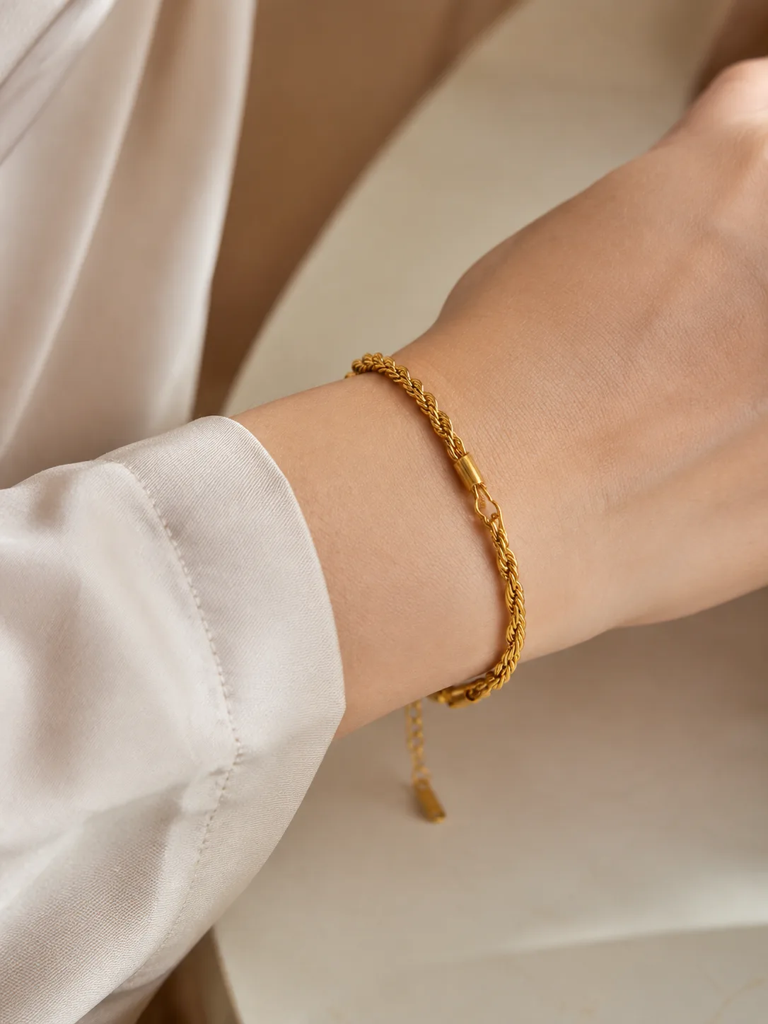 SZ05012 gold-tone rope chain bracelet worn on the wrist; styling reference