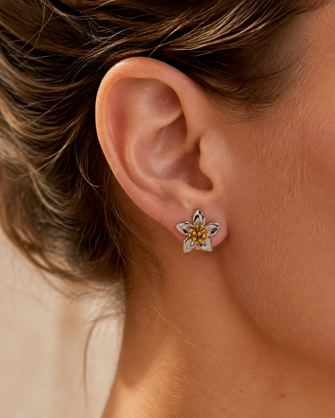 Two-Tone Flower Stud Earrings source image 3